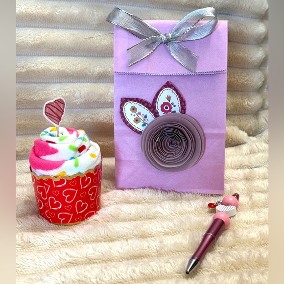 Hand Crafted Valentine’s Day Gift Set Cupcake Socks & Beaded Pen W/ Gift Bag - Picture 6 of 10